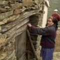 Ermelinda Neves à porta do curral das cabras (loja).