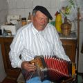 Manuel José a tocar a concertina.