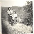 Maria Irene Bento (sentada), com a cunhada, o sobrinho e o seu filho Acácio (ao colo).