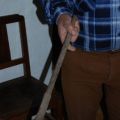 Manuel Grácio com uma crestadeira, utensílio que usa para crestar o mel. Soito da Ruiva, Março de 2007.