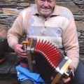 Manuel José a tocar a concertina. Soito da Ruiva, 2007.