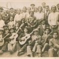 Maria da Conceição, António (marido) e moradores da Benfeita, num almoço na Cerdeira no Dia de Santo Amaro (1928)