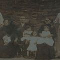 Felismina e Artur Oliveira, pais de Dorinda Dias (bebé mais pequeno), com os filhos e familiares