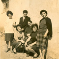 Maria Alice com mãe, irmãos e amiga (Arganil, 1963) (esq. p/ dta: Adélia, Jaime, Maria das Neves Ventura (mãe); Beatriz, Maria Alice e Mariana)