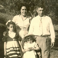 Zulmira Alexandrina da Luz com o marido e as filhas (Santo Amaro da Cerdeira, 1955)