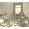 Maria Adelina (lado esq. da mesa) e o marido César, durante um almoço no Motorro (anos 60)