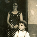 Maria Adelina e a filha Margarida, no Motorro, durante a estada em África (anos 60)