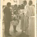 Maria Margarida, filha de Maria Adelina, acompanhada pelos pais no dia da Primeira Comunhão em Chiúre (anos 60)