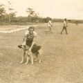 Maria Adelina e Coimbra, o cão, numa praia do Mirrote (anos 60)