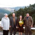 Conceição e António Lopes Antunes (ao centro) com amigos, na comemoração das bodas de ouro (Pai das Donas, 2006)