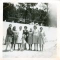 Ana do Carmo com um grupo de funcionárias e monitoras da colónia de férias onde trabalhou como governanta (Sintra, 1972)