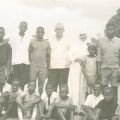 Ana do Carmo, acompanhada pelas intérpretes e crianças da Missão de Gilé (Moçambique, 1971)