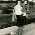 Ana do Carmo, trazendo ao colo a sobrinha Carla, em 1973