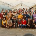 Ana do Carmo (2.ª dta.) acompanhado os trabalhadores da Cerâmica Constancia, numa fotografia de grupo (Lisboa, 1974/75)