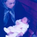Adelaide Nunes com a sua neta Maria (Oliveira do Hospital, 2005)