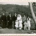 José Francisco Marques e Maria de Lurdes, Padre António (à esq.), padrinhos, sobrinhos e prima, no dia do casamento (4 de Agosto de 1949)