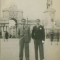 António dos Anjos Pacheco (à dta.) e irmão (à esq.), no Terreiro do Paço (Lisboa, década de 40)