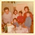 Francisco Lopes do Anjos, acompanhado pela esposa e pelos filhos, na comemoração do seu aniversário (Lisboa, 1976)