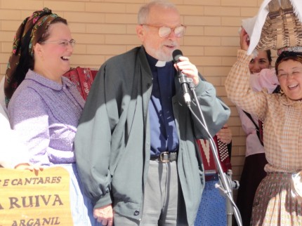 O Padre José Afonso- pároco da Sobreda- a agradecer a participação do GDCSR