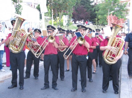 A banda da Incrivel Almadense acompanha a procissão