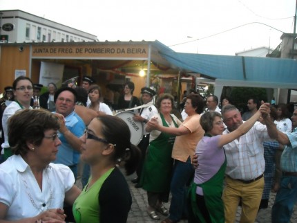 Gente do Soito da ruiva e de Pomares num baile de improviso proporcionado pela Filármonica de Pomares